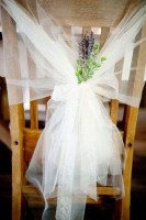Trang trí áo phủ ghế bằng vài voan điệu đà cho ngày cưới
