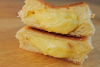 Cách làm bánh mì nhân trứng sữa bằng chảo, không cần lò nướng