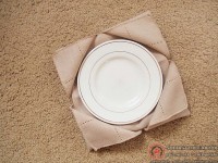 Cách gấp khăn napkin dùng đặt đĩa lên trên