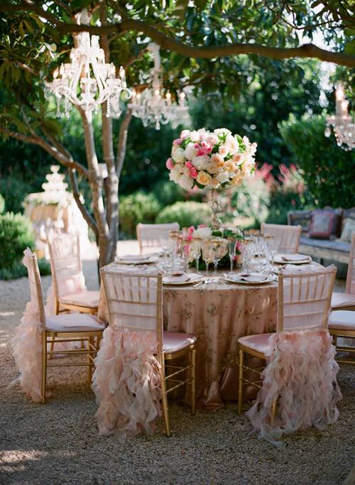 Tiệc cưới lộng lẫy với khăn trải bàn và hoa -2