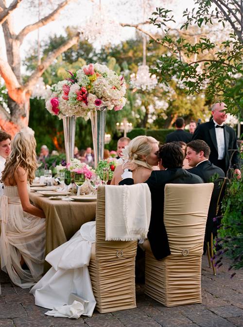 Tiệc cưới lộng lẫy với khăn trải bàn và hoa -4