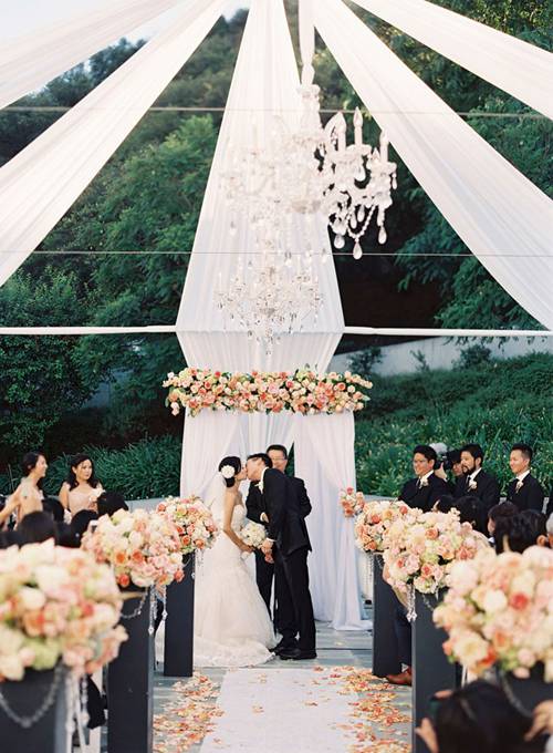 Tiệc cưới lộng lẫy với khăn trải bàn và hoa -5