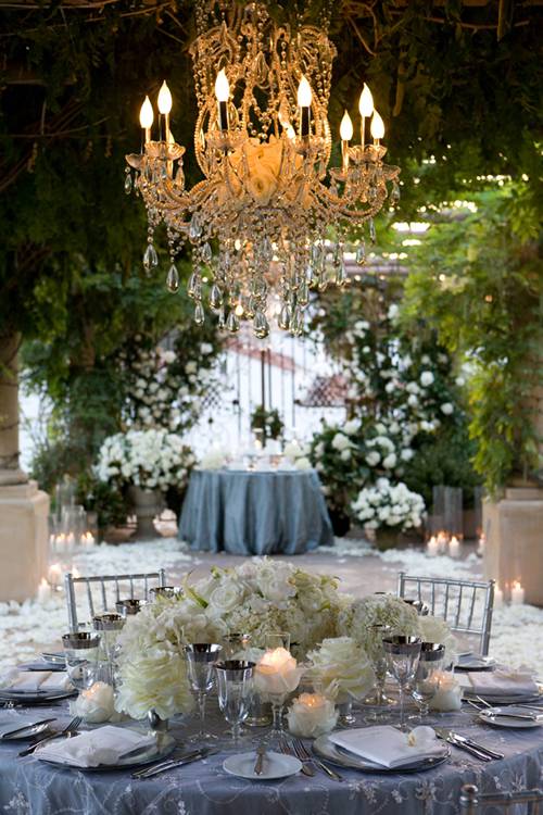 Tiệc cưới lộng lẫy với khăn trải bàn và hoa -3